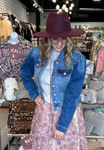 Puffy sleeve, crop denim jacket. 