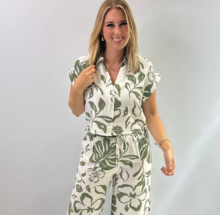 Womens Palm Cove button front short sleeve classic color top in cream and green, pair with the palm cove bottoms for a resort look. 