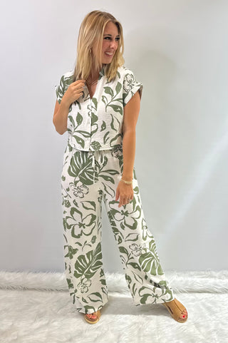 Womens Palm Cove button front short sleeve classic color top in cream and green, pair with the palm cove bottoms for a resort look. 