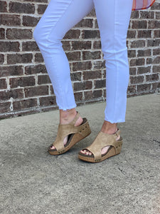 Judy Blue High Waist White Essential Skinny jeans are your jeans to take you from Spring to Summer. They feature a very fitted fit, with a distressed bottom hem. Dress up with a cute top and pair of sandals or wedges and you'll always look put together and ready to go out. These skinny jeans are made in the softest, most stretchable denim ever. 